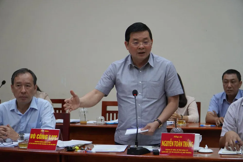 Ông Nguyễn Toàn Thắng, Giám đốc Sở TN&amp;MT, giải trình tại cuộc họp. Ảnh: VH