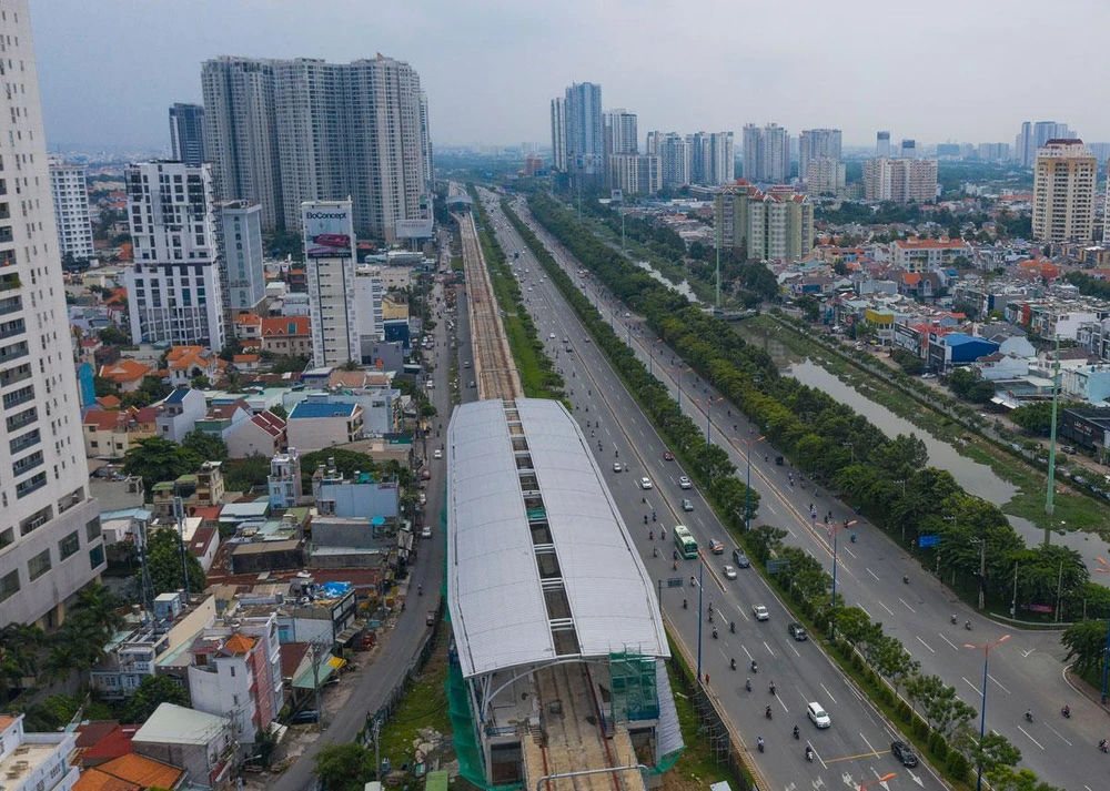 Nhà nước đầu tư rất nhiều cho tuyến metro số 1 nhưng quỹ đất dọc theo tuyến đường này chủ yếu là doanh nghiệp hưởng lợi. Ảnh: HOÀNG GIANG