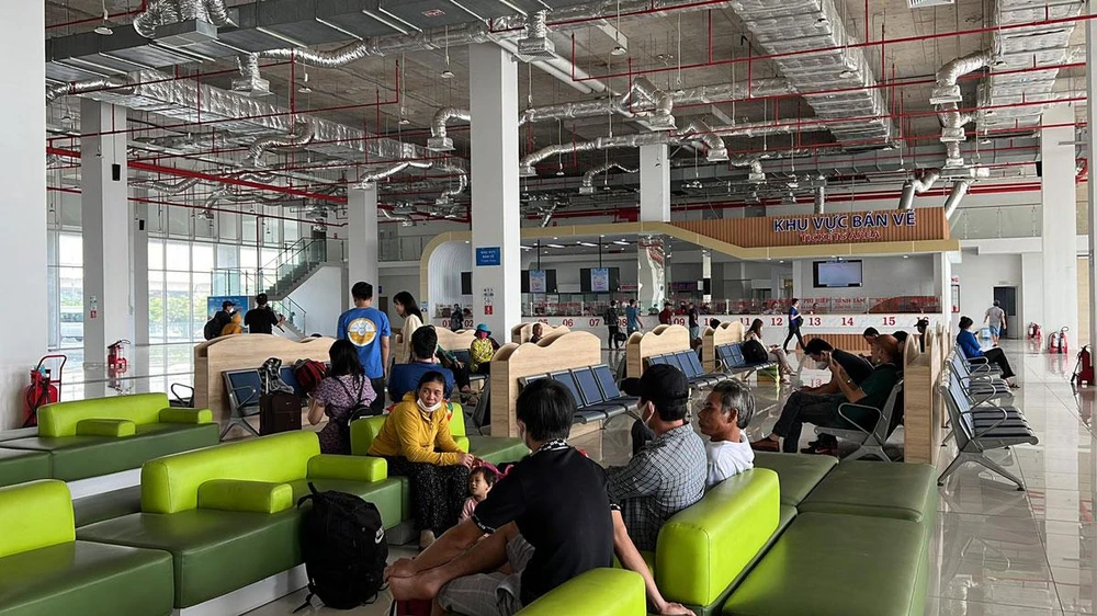 Bến xe Miền Đông mới nhộn nhịp khách trong ngày đầu hoạt động hết công suất. Ảnh: ĐT