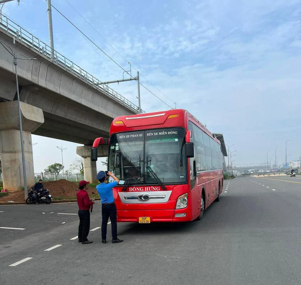 Thanh tra giao thông (Sở GTVT) tăng cường xử lý tình trạng xe dù, bến cóc để đảm bảo BXMĐ mới hoạt động hiệu quả. Ảnh: ĐT