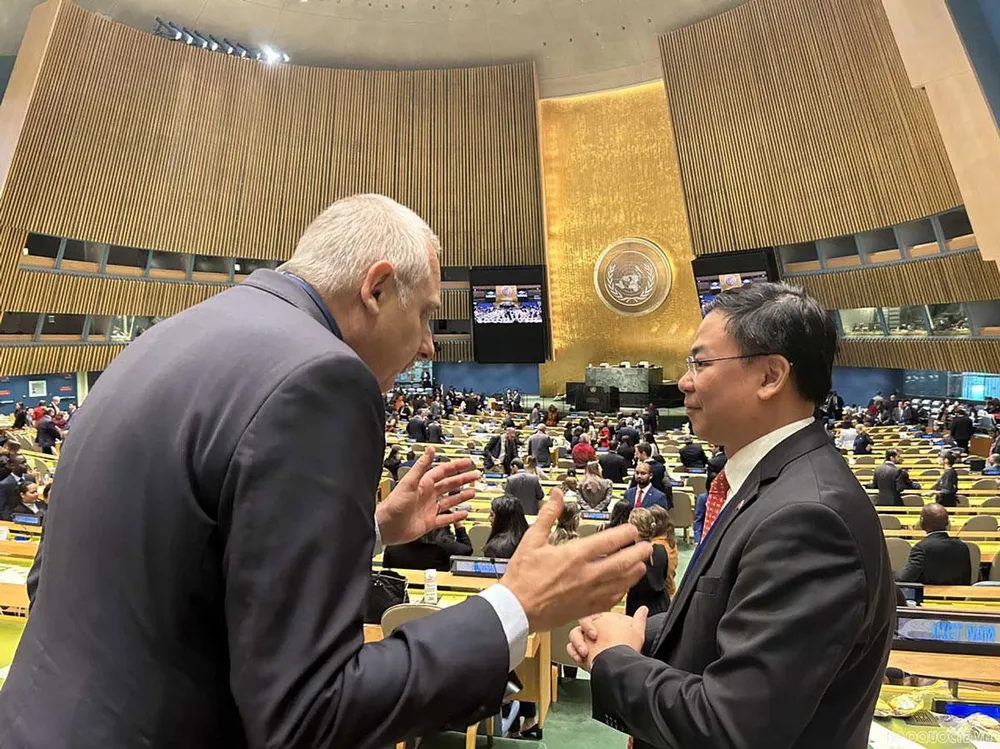 Trưởng đoàn Việt Nam, Thứ trưởng Ngoại giao Phạm Quang Hiệu trao đổi với đại sứ Bỉ tại trụ sở Liên Hợp Quốc ở New York (Mỹ) ngày 11-10. Ảnh: BÁO QUỐC TẾ
