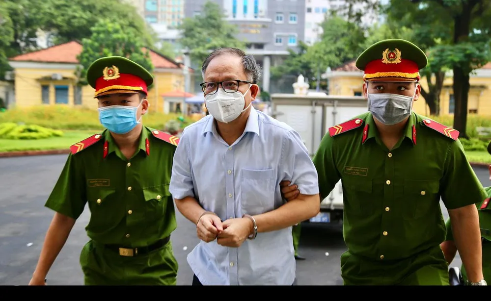 Bị cáo Tất Thành Cang được đưa tới phiên xử. Ảnh: HOÀNG GIANG