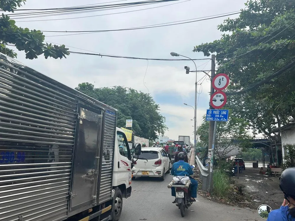 Dự án xây dựng cầu Phước Long đang được huyện Nhà Bè đẩy nhanh tiến độ. Ảnh: ĐT