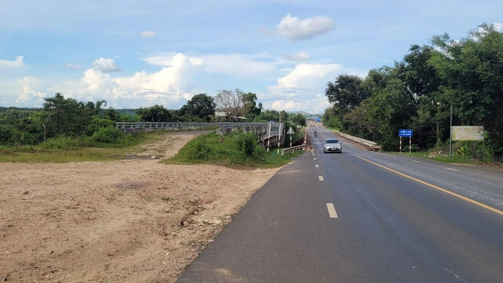 Cầu 110 ở địa phận tỉnh Đắk Lắk còn dang dở. Ảnh: VŨ LONG