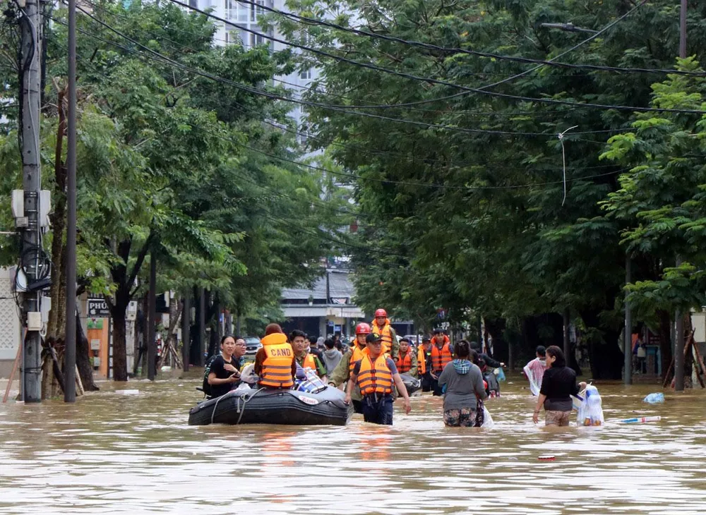 Sáng 15-10, nước lũ trên sông Hương đang ở mức báo động 3, nhiều tuyến đường tại tp Huế bị ngập sâu, chia cắt cục bộ. Lực lượng cứu hộ giúp người dân ra khỏi khu vực bị ngập sâu. Ảnh: Đỗ Trưởng Sáng 15-10, nước lũ trên sông Hương đang ở mức báo động 3, nhiều tuyến đường tại tp Huế bị ngập sâu, chia cắt cục bộ. Lực lượng cứu hộ giúp người dân ra khỏi khu vực bị ngập sâu. Ảnh: Đỗ Trưởng