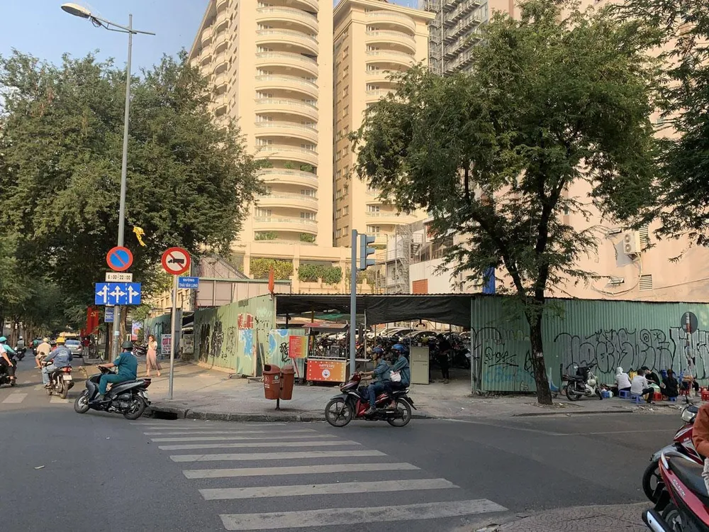 Sở Xây dựng đề nghị UBND quận 1 khẩn trương báo cáo tiến độ phê duyệt phương án bồi thường bổ sung theo khoản 4 Điều 27 Nghị định 69/2021 cho chung cư 23 Lý Tự Trọng. Ảnh: VIỆT HOA