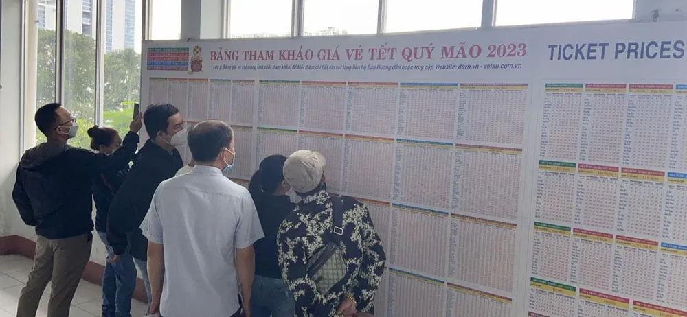 Người dân tìm hiểu thông tin để mua vé tàu tại ga Sài Gòn ngày 25-10. Ảnh: ĐÀO TRANG