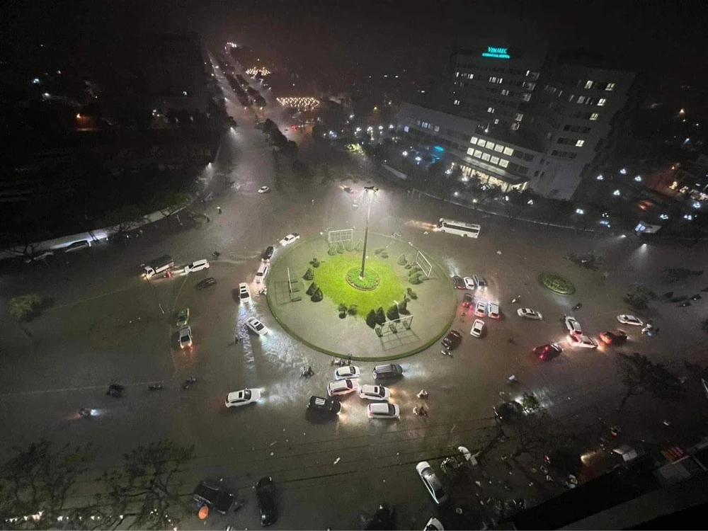 Đà Nẵng ngập lụt nhấm nhìm xe cộ, tài sản và nhiều nhà dân bị ngập sâu chưa từng có. Ảnh: HH