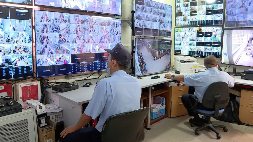 Bảo vệ kiểm tra camera để giữ an ninh trật tự trong khu vực BV.