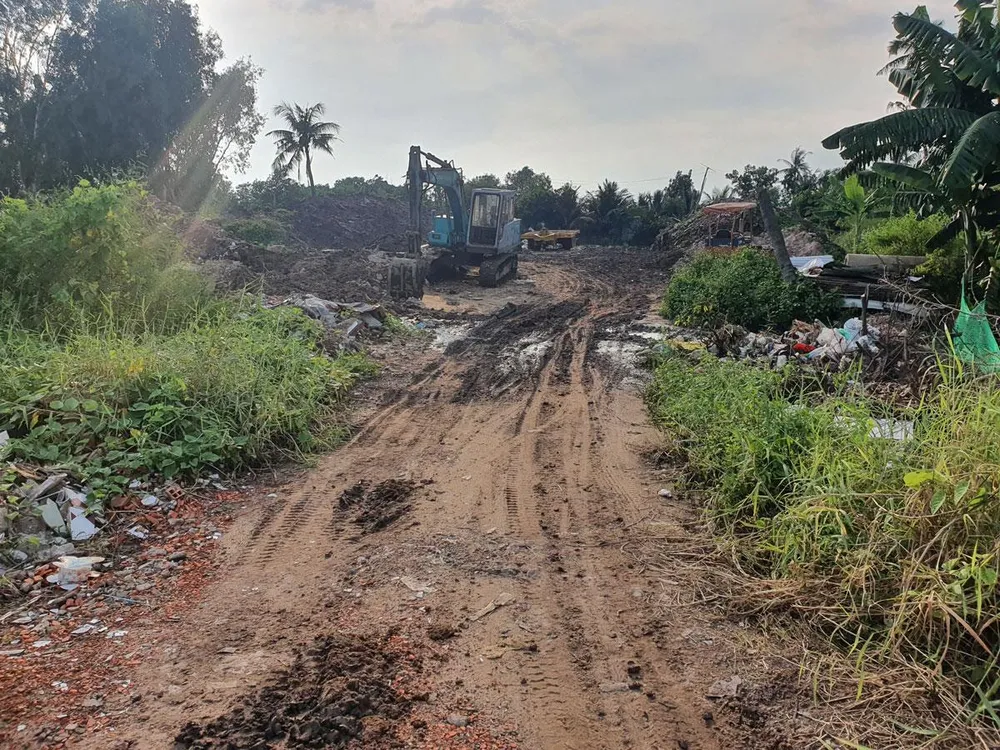 Khu vực công trường dự án đường vành đai 2, lầy lội, do bị bỏ hoang thời gian dài. Ảnh: H.VŨ