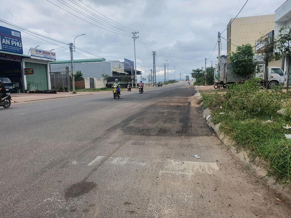 Đường Điện Biên Phủ (TP Quy Nhơn, Bình Định), nơi có thửa đất chuyển nhượng giá “siêu rẻ”. Ảnh: HUY TRƯỜNG Đường Điện Biên Phủ (TP Quy Nhơn, Bình Định), nơi có thửa đất chuyển nhượng giá “siêu rẻ”. Ảnh: HUY TRƯỜNG