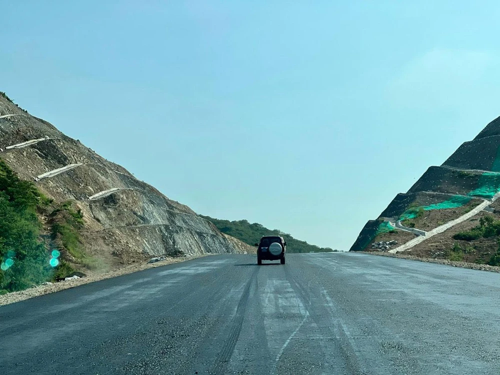 Đoạn cao tốc Vĩnh Hảo - Phan Thiết của dự án cao tốc Bắc - Nam đang ráo riết khắc phục khó khăn để hoàn thành trước ngày 31-12. Ảnh: ĐT