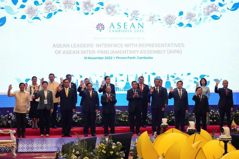 Các lãnh đạo ASEAN gặp gỡ đại diện Hội đồng liên Nghị viện ASEAN tại Phnom Penh vào ngày 10-11. Ảnh: REUTERS Các lãnh đạo ASEAN gặp gỡ đại diện Hội đồng liên Nghị viện ASEAN tại Phnom Penh vào ngày 10-11. Ảnh: REUTERS