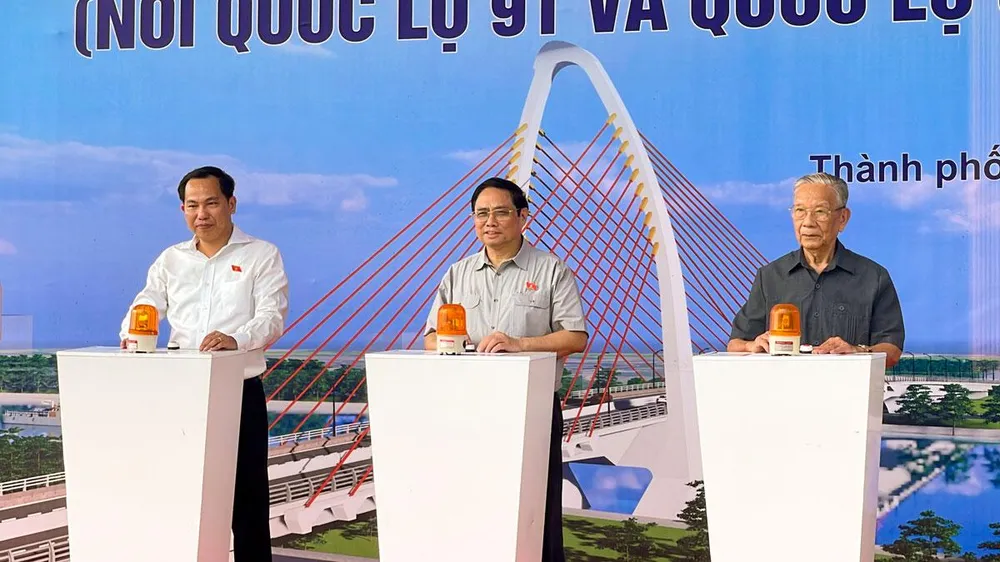 Thủ tướng Chính phủ Phạm Minh Chính cùng lãnh đạo TP Cần Thơ bấm nút khởi công dự án đường vành đai phía tây. Ảnh: CHÂU ANH