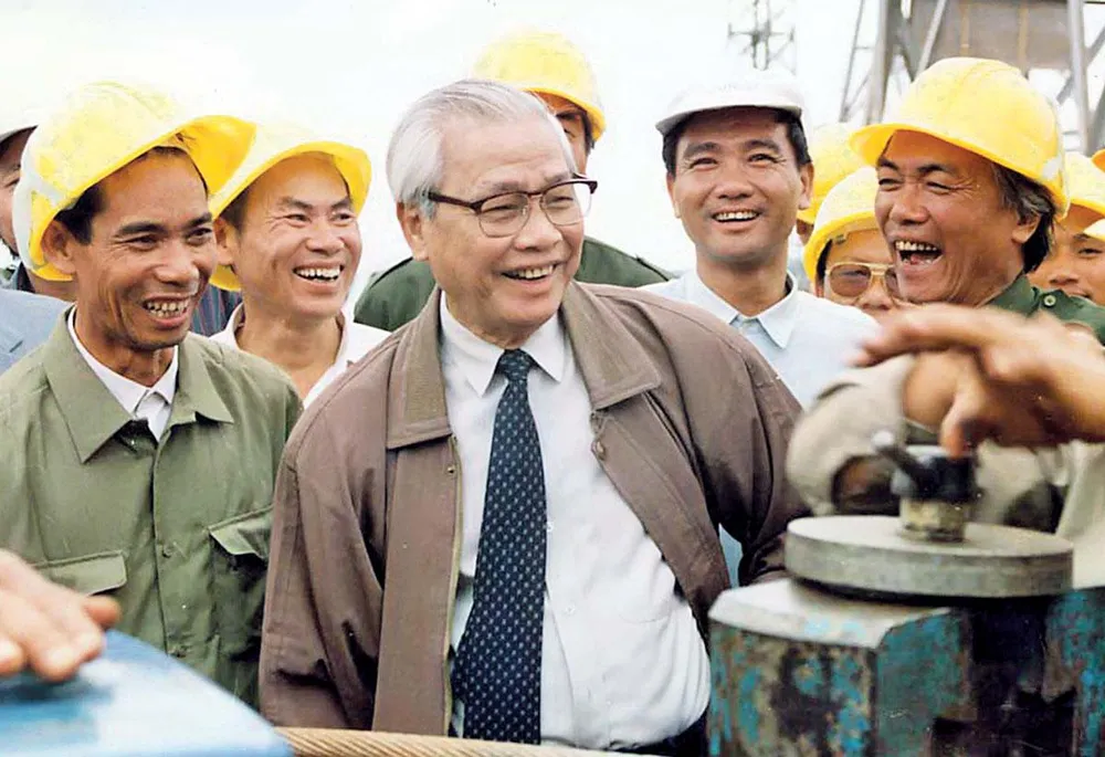 Thủ tướng Võ Văn Kiệt thăm công trường xây dựng Trạm biến thế 500 kV Pleiku ngày 3-11-1993.Ảnh: NGUYỄN CÔNG THÀNH Thủ tướng Võ Văn Kiệt thăm công trường xây dựng Trạm biến thế 500 kV Pleiku ngày 3-11-1993.Ảnh: NGUYỄN CÔNG THÀNH