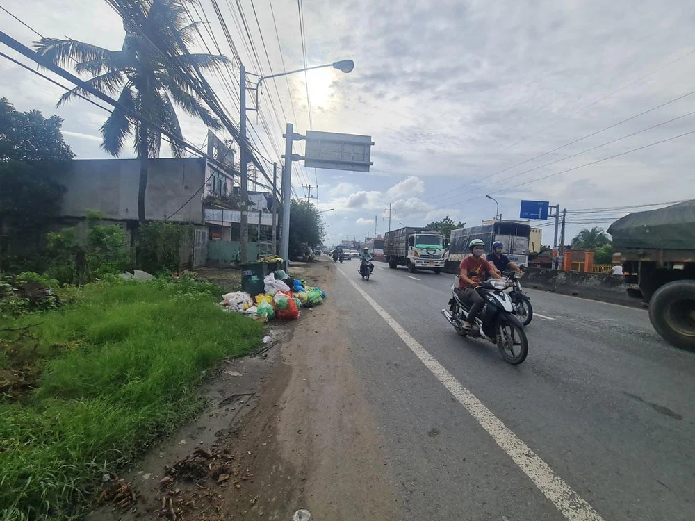 Hành vi vứt, thải, bỏ rác thải không đúng quy định tại nơi công cộng có thể bị phạt tiền 1-2 triệu đồng. Ảnh: NC