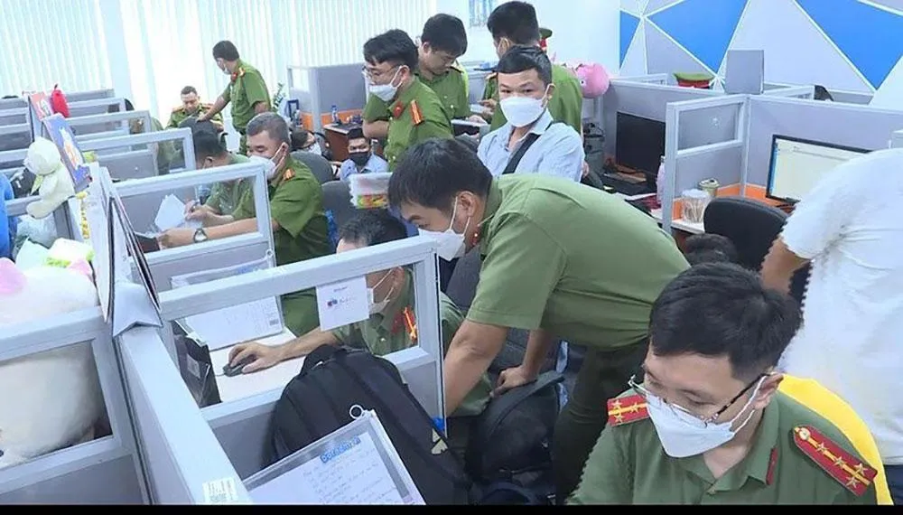 Công an ập vào trụ sở công ty ở quận 4 thực hiện việc khám xét. Ảnh: CA Công an ập vào trụ sở công ty ở quận 4 thực hiện việc khám xét. Ảnh: CA