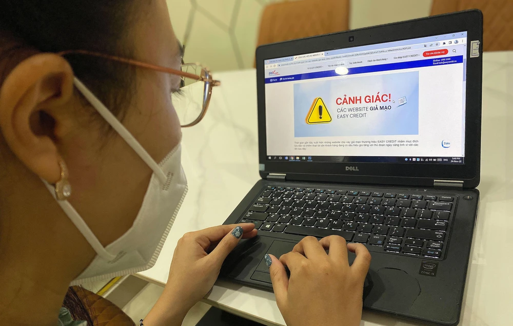 Các công ty tài chính được cấp phép luôn cảnh báo nhưng nhiều người vẫn mắc bẫy. Ảnh: HOÀNG GIANG Các công ty tài chính được cấp phép luôn cảnh báo nhưng nhiều người vẫn mắc bẫy. Ảnh: HOÀNG GIANG