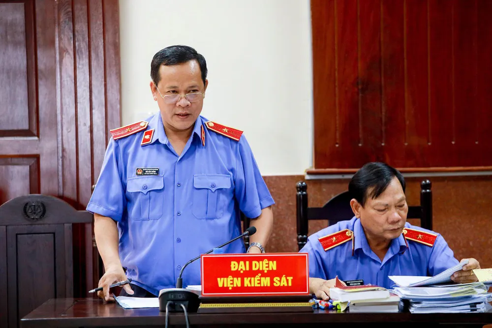 Ở một số nước, công tố viên (gần tương tự như kiểm sát viên ở Việt Nam) và bị can có thể ký thỏa thuận nhận tội. Trong ảnh: Kiểm sát viên đại diện VKS trong một phiên tòa ở TP.HCM. Ảnh: NGUYỆT NHI