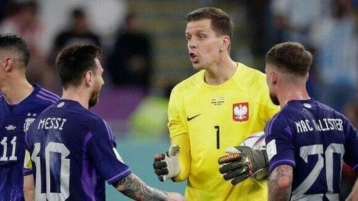 Thủ môn Szczesny cược nhanh 100 euro với Messi ngay trong trận đấu. Ảnh: GETTY IMAGES Thủ môn Szczesny cược nhanh 100 euro với Messi ngay trong trận đấu. Ảnh: GETTY IMAGES