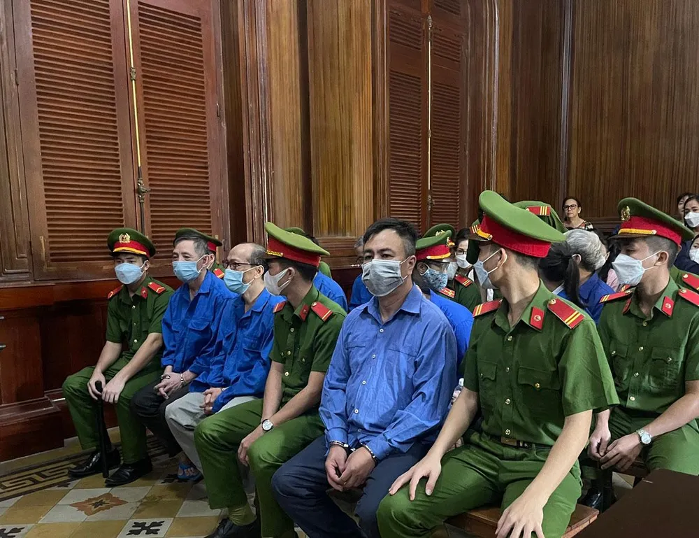 Các bị cáo tại tòa. Ảnh: HOÀNG YẾN