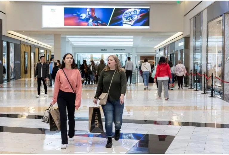 Người dân Mỹ bắt đầu chi tiêu nhiều hơn khi lạm phát có xu hướng giảm dần. Ảnh: REUTERS