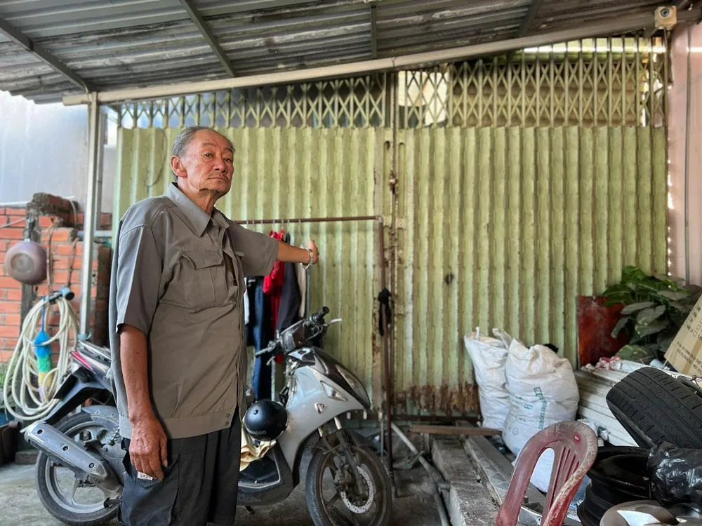 Lối đi trên đất công hiện đã bị bít kín để xây phòng trọ khiến gia đình ông Đồng phải đi nhờ đất người khác. Ảnh: HỮU ĐĂNG