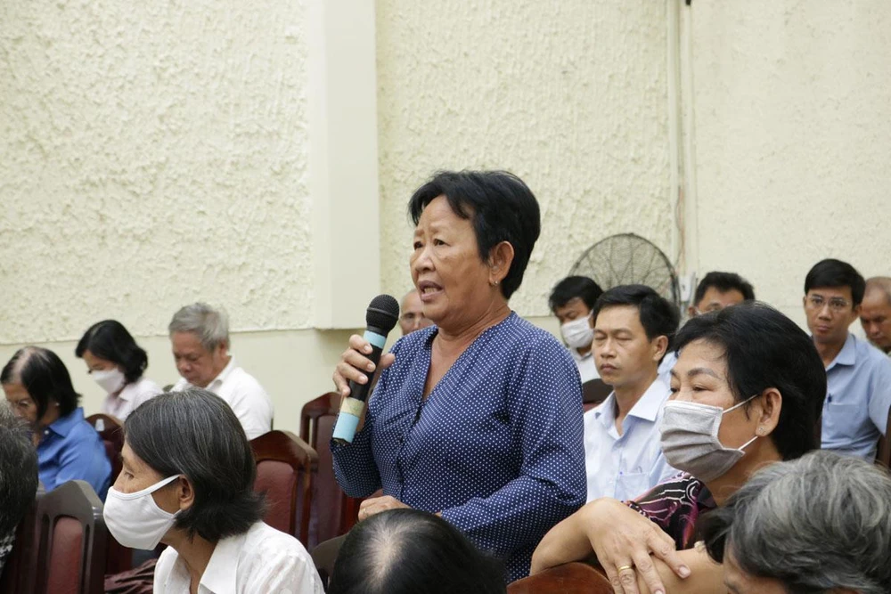 Cử tri TP Thủ Đức đề đạt các ý kiến về quy hoạch treo với đại biểu HĐND TP.HCM. Ảnh: THANH TUYỀN