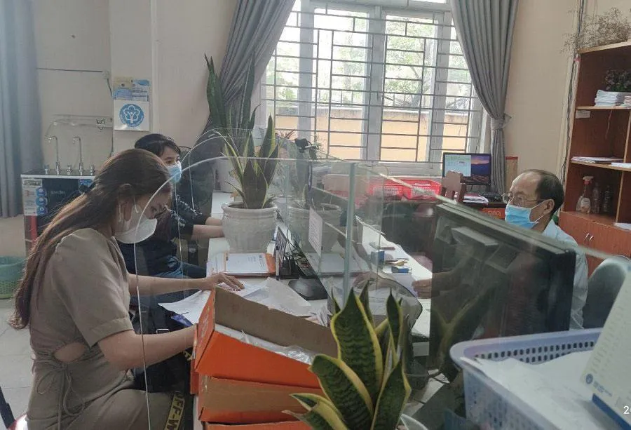 Người dân đến làm thủ tục nhận BHXH một lần tại cơ quan BHXH quận 12. Ảnh: NGUYỄN HIỀN Người dân đến làm thủ tục nhận BHXH một lần tại cơ quan BHXH quận 12. Ảnh: NGUYỄN HIỀN