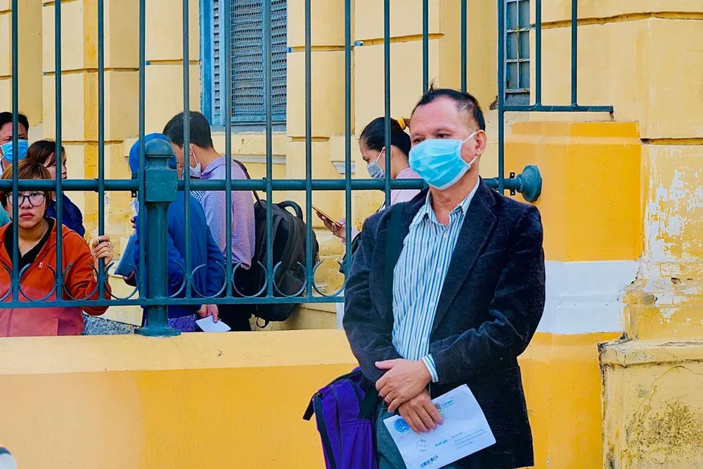 Ông Chiến thẫn thờ trong khuôn viên TAND TP.HCM. Ảnh: NGUYỆT NHI Ông Chiến thẫn thờ trong khuôn viên TAND TP.HCM. Ảnh: NGUYỆT NHI