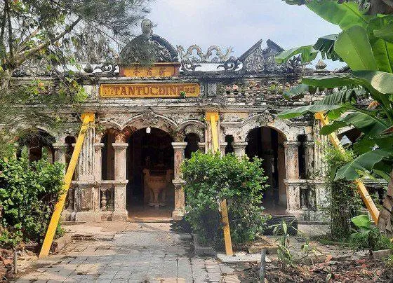 Đình Tân Túc ở huyện Bình Chánh đã xuống cấp. Ảnh: VĂN HÀ Đình Tân Túc ở huyện Bình Chánh đã xuống cấp. Ảnh: VĂN HÀ