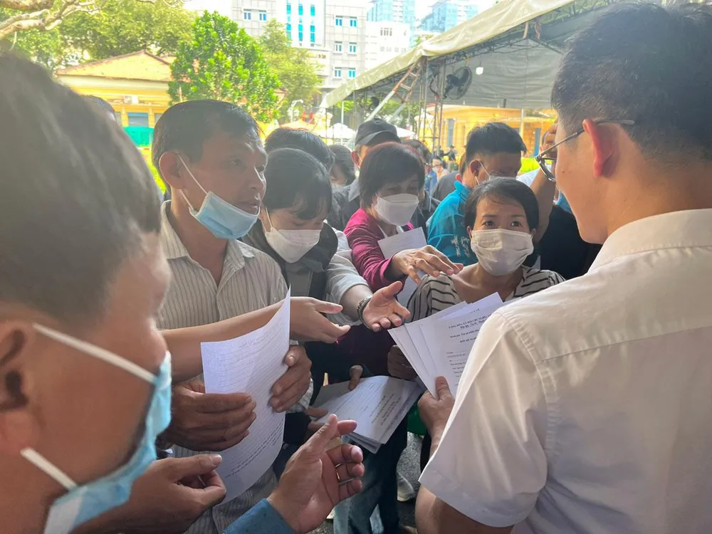 Thư ký tòa án đang phát đơn để các bị hại cập nhật lại số tiền yêu cầu, địa chỉ và tên dự án. Ảnh: HỮU ĐĂNG Thư ký tòa án đang phát đơn để các bị hại cập nhật lại số tiền yêu cầu, địa chỉ và tên dự án. Ảnh: HỮU ĐĂNG