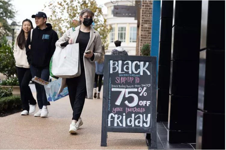 Doanh số bán lẻ ở Mỹ giảm 0,6% trong tháng 11, mức giảm lớn nhất trong năm nay và gấp đôi dự đoán của các nhà kinh tế, do nền kinh tế chậm lại và chi phí vay tăng tiếp tục đè nặng lên người tiêu dùng. Ảnh: GETTY IMAGES