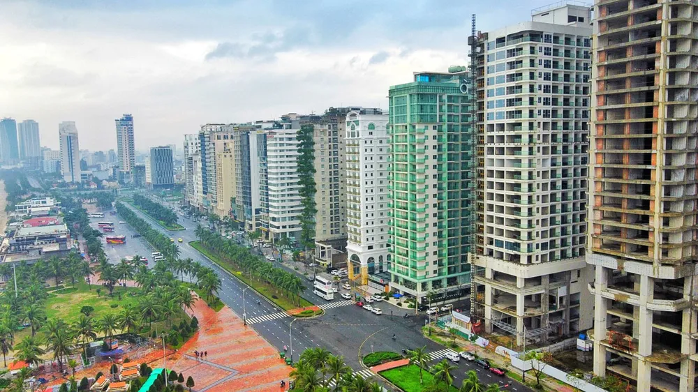 Dãy khách sạn tạo thành “vách bê tông” chắn ngang biển Đà Nẵng. Ảnh: TẤN VIỆT