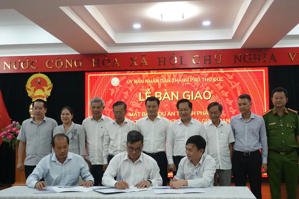 UBND TP Thủ Đức và chủ đầu tư ký kết bàn giao mặt bằng dự án thành phần 1A, đoạn Tân Vạn - Nhơn Trạch giai đoạn 1, thuộc dự án vành đai 3. Ảnh: ĐÀO TRANG UBND TP Thủ Đức và chủ đầu tư ký kết bàn giao mặt bằng dự án thành phần 1A, đoạn Tân Vạn - Nhơn Trạch giai đoạn 1, thuộc dự án vành đai 3. Ảnh: ĐÀO TRANG