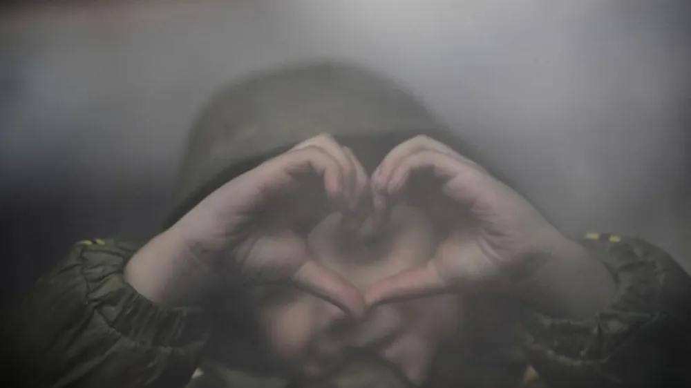 Mong một thế giới sẽ hòa bình, ấm no cho tất cả mọi người trong năm mới 2023. Trong ảnh: Một em bé Ukraine đi tị nạn tránh xung đột Nga - Ukraine, đang chờ tại nhà ga Nyugati ở Budapest (Hungary). Ảnh: MARTON MONUS/REUTERS