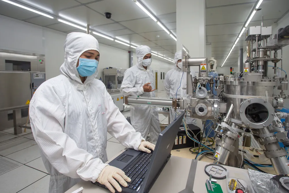 Chính phủ cần có các hỗ trợ để doanh nghiệp duy trì hoạt động sản xuất trong bối cảnh các thị trường Mỹ và châu Âu giảm đơn hàng nhập khẩu và chưa có dấu hiệu gia tăng nhu cầu trở lại. Trong ảnh: Hoạt động sản xuất chip bán dẫn tại Trung tâm Thiết kế vi mạch tại Khu công nghệ cao TP.HCM. Ảnh: HOÀNG QUÂN