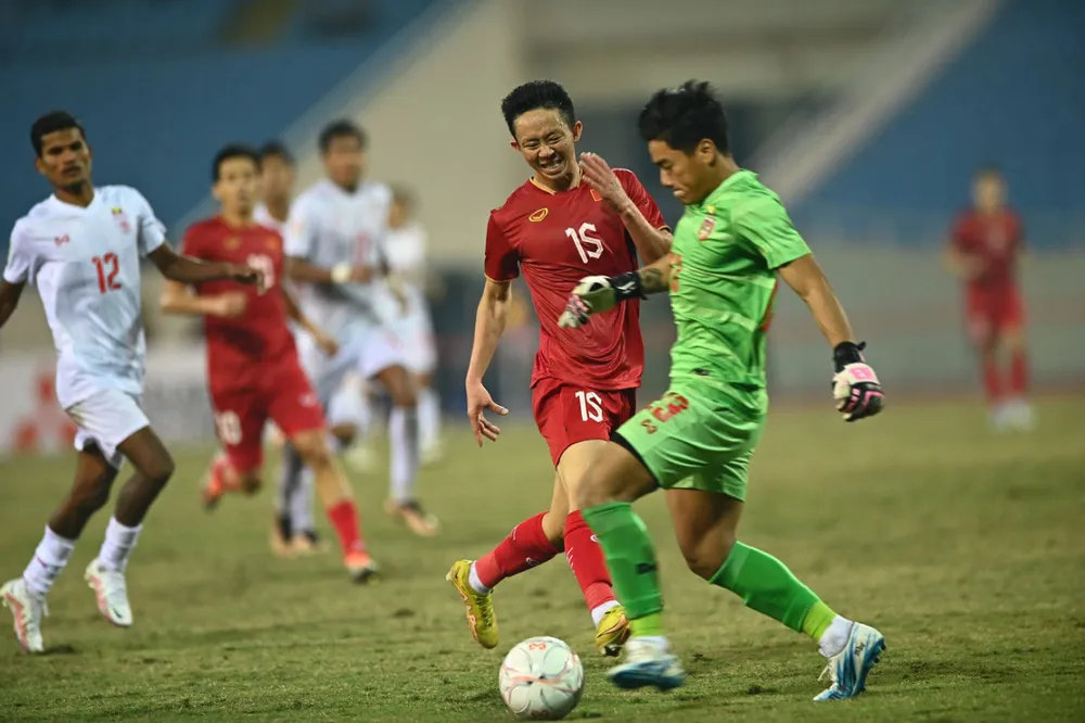 Châu Ngọc Quang, người vào sân ở hiệp 2 đã có cú sút đẹp ấn định chiến thắng 3-0. Ảnh: HẢI THỊNH Châu Ngọc Quang, người vào sân ở hiệp 2 đã có cú sút đẹp ấn định chiến thắng 3-0. Ảnh: HẢI THỊNH