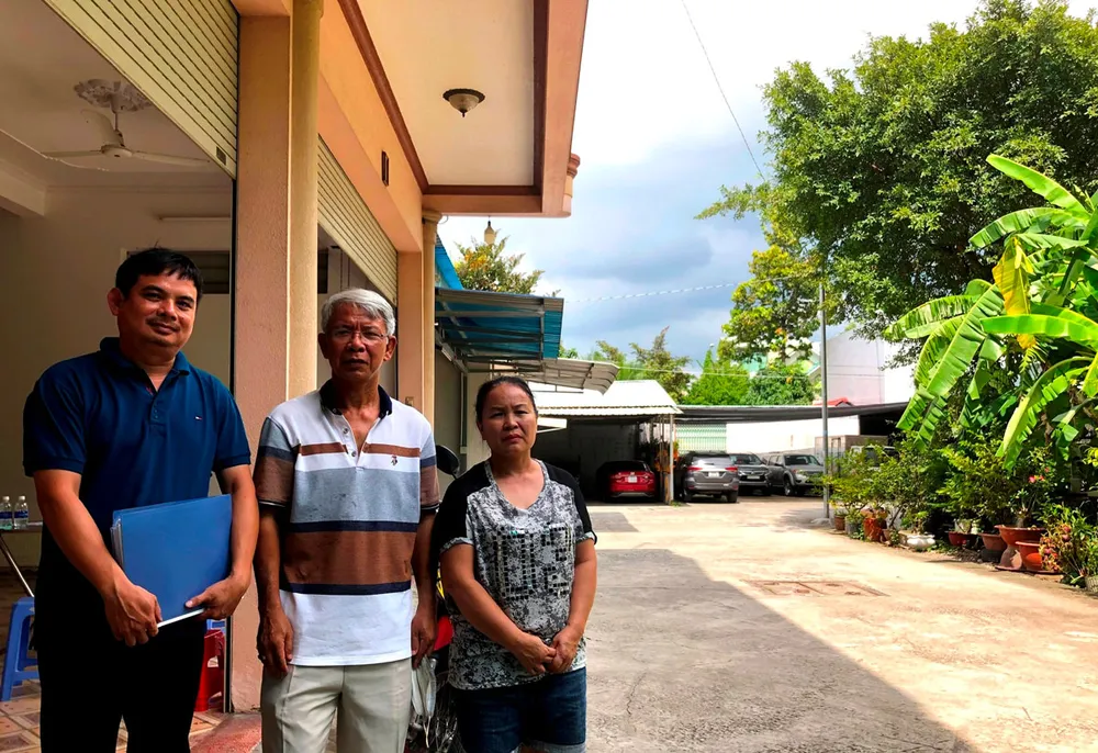 Từ trái qua: ông Lê Trường Giang, ông Phước, bà Thoa - những người có nhà, đất quay ra mặt tiền đường dự mở 20 m. Ảnh: NHẪN NAM