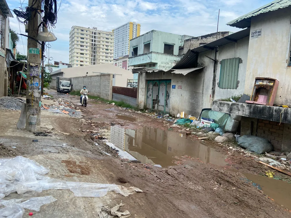 Phần đầu hẻm bị xuống cấp nghiêm trọng, gây nguy hiểm cho người dân và phương tiện khi lưu thông. Ảnh: HUỲNH THƠ Phần đầu hẻm bị xuống cấp nghiêm trọng, gây nguy hiểm cho người dân và phương tiện khi lưu thông. Ảnh: HUỲNH THƠ