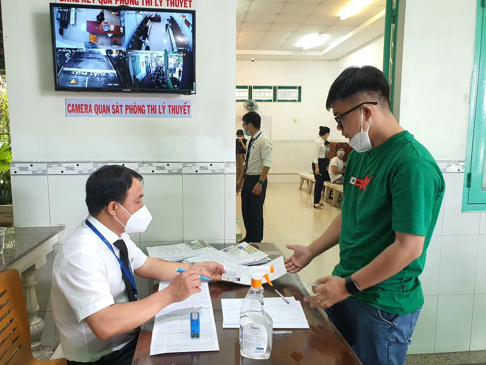 Người dự sát hạch cấp giấy phép lái xe thuộc phần nào thì sẽ nộp phí sát hạch phần đó và sẽ tính theo lần sát hạch. Ảnh: THY NHUNG Người dự sát hạch cấp giấy phép lái xe thuộc phần nào thì sẽ nộp phí sát hạch phần đó và sẽ tính theo lần sát hạch. Ảnh: THY NHUNG