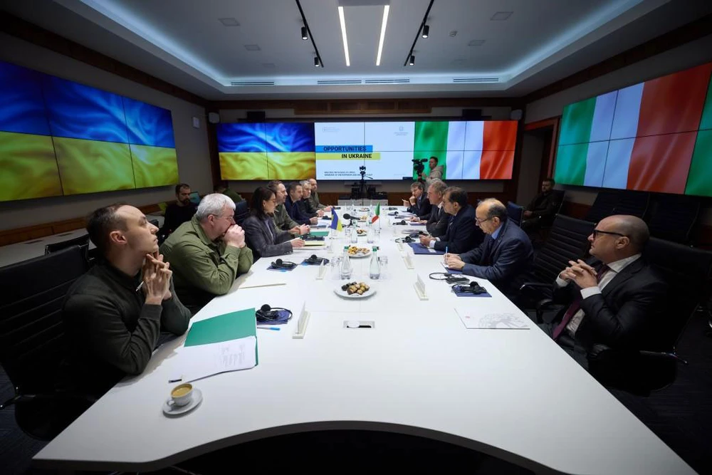 Phái đoàn do Chánh Văn phòng Tổng thống Ukraine - ông Andriy Yermak dẫn đầu (trái) tiếp đoàn đại biểu Ý do Bộ trưởng Doanh nghiệp và Sản xuất Ý Adolfo Urso dẫn đầu (phải) sang thăm Kiev ngày 12-1, và cám ơn sự ủng hộ của Ý với Ukraine. Ảnh: THE ODESSA JOURNAL