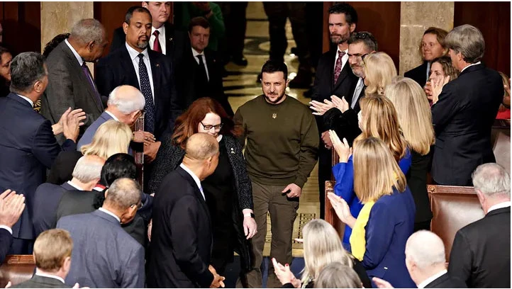 Tổng thống Ukraine Volodymyr Zelensky đến phát biểu tại lưỡng viện Quốc hội Mỹ ngày 21-12-2022. Ảnh: BLOOMBERG/GETTY IMAGES