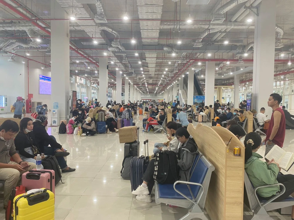 Hành khách qua Bến xe Miền Đông mới ngày 15-1. Ảnh: CTV Hành khách qua Bến xe Miền Đông mới ngày 15-1. Ảnh: CTV