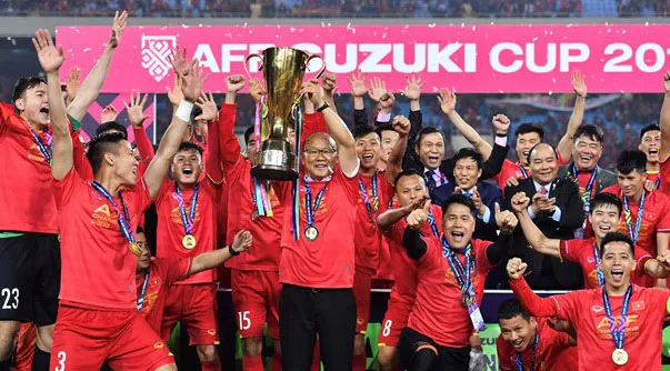 HLV Park Hang-seo với chiếc cúp vô địch Đông Nam Á 2018 sau chưa đầy một năm ông đến với bóng đá VN. Ảnh: ANH PHƯƠNG