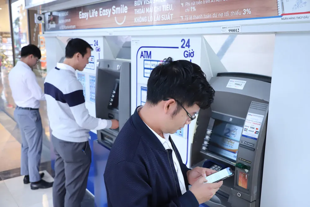 Khách hàng nên thực hiện đầy đủ các tính năng bảo mật thẻ để đảm bảo an toàn tài khoản. Ảnh: TL Khách hàng nên thực hiện đầy đủ các tính năng bảo mật thẻ để đảm bảo an toàn tài khoản. Ảnh: TL