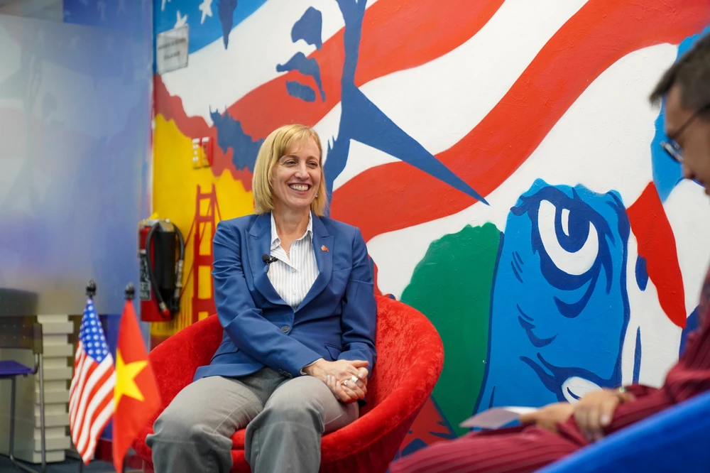 Tổng lãnh sự Mỹ SUSAN BURNS