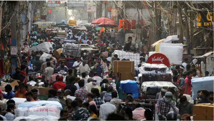 Một khu chợ ở khu phố cổ Delhi. Nền kinh tế Ấn Độ dự kiến tăng trưởng 7% cho năm tài chính 2022-2023. Ảnh: REUTERS