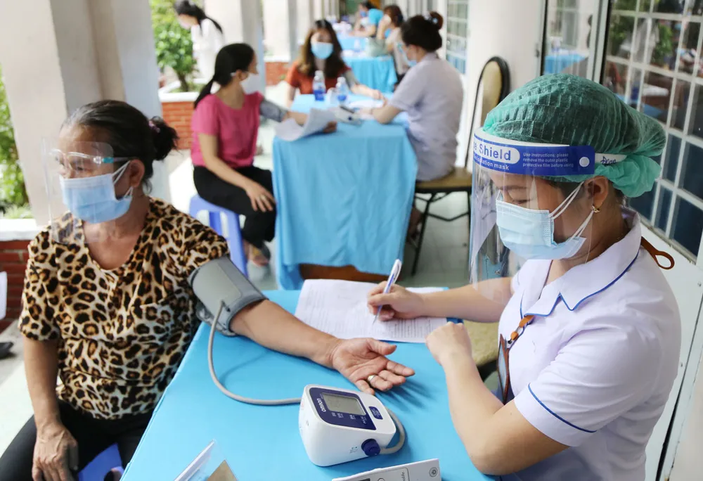 Người lao động có thể sử dụng phiếu khám bệnh, phiếu kết quả cận lâm sàng, đơn thuốc để chứng minh việc gặp vấn đề về sức khỏe, cần được giám định… Ảnh minh họa: NGUYỆT NHI