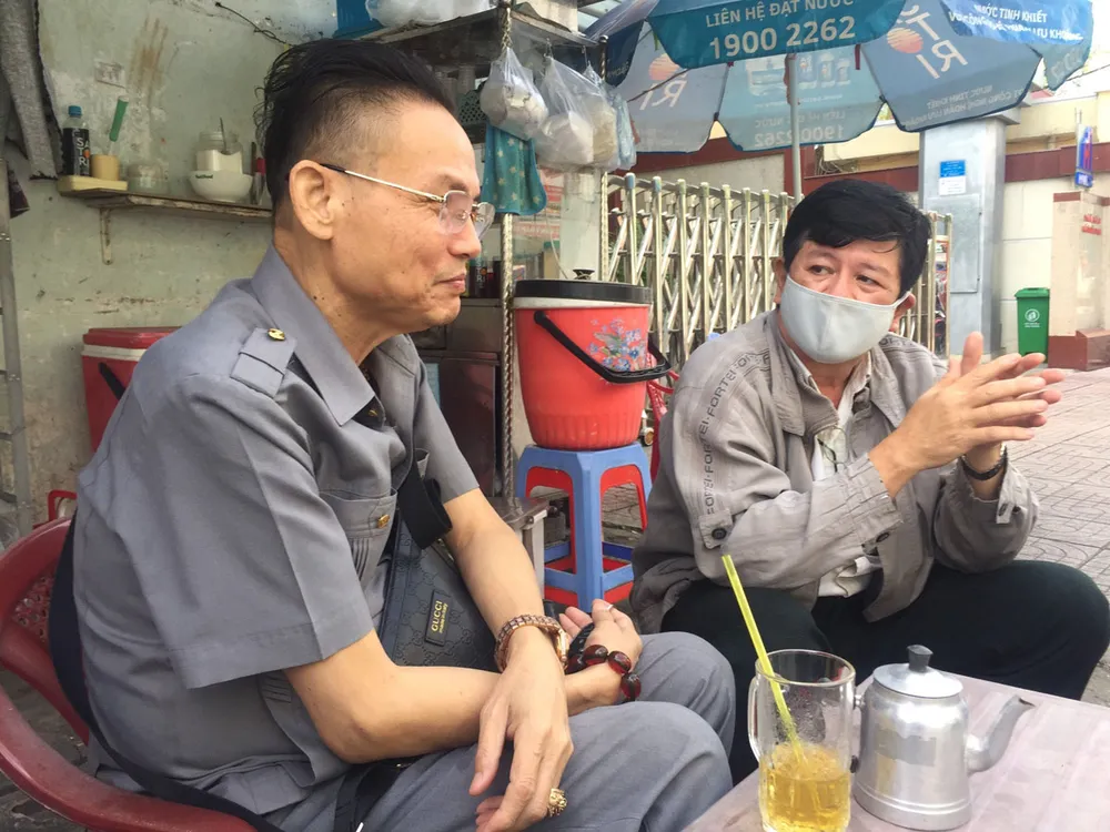 Bị cáo Văn Hùng (phải) và bị cáo Xuân Hùng. Ảnh: TRẦN LINH